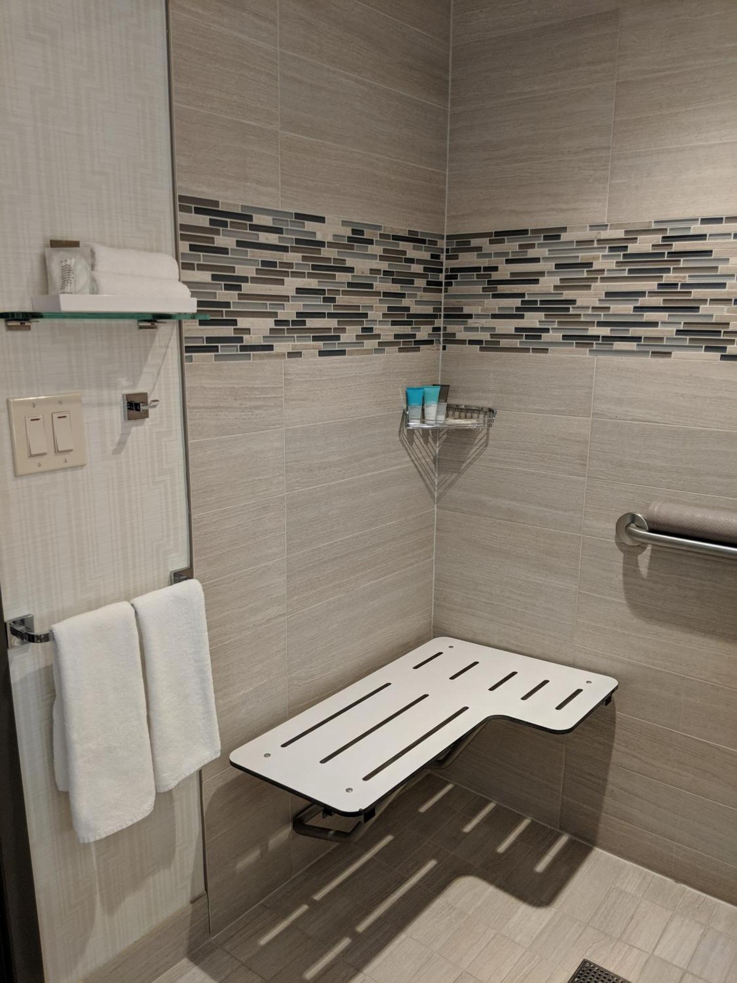 Zimmer mit Kingsize-Bett und barrierefreier Badewanne – barrierefrei